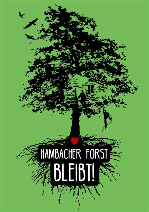 Grüner Hintergrund mit einem in schwarz darauf gemalten Baum. In der Baumkrone  zu sehen ist ein verstecktes baumhaus . Unten am Ende des Baumstammes ein rotes Herz darunter eine große sich ausbreitende Wurzel in welcher in weißen Großbuchstaben schwarz umrandet  HAMBACHER FORST BLEIBT! Steht
