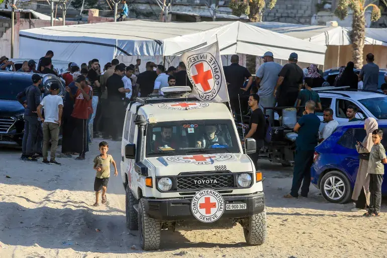 Palestinian prisoners released by Israeli forces arrive, via the International Committee of the Red Cross (ICRC) in Khan Younis, August 9, 2026 [Abed Rahim Khatib/Anadolu Agency]